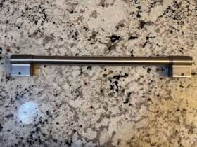 Mdb8979sfz2 Maytag Dishwasher Handle P/n W10833961 Good Condition Silver